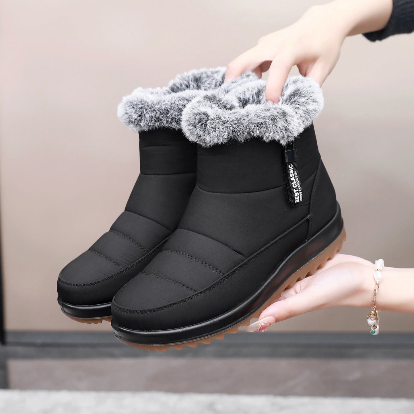 Bottes d'hiver courtes pour femmes chaudes avec doublure polaire.